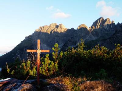 gipfelkreuz_blick_auf_wilden_kaiser.JPG
